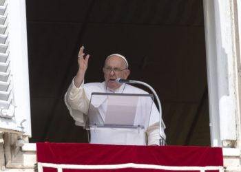 El papa pide proteger la «dignidad humana» ante el «fenómeno migratorio»