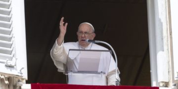 El papa pide proteger la «dignidad humana» ante el «fenómeno migratorio»