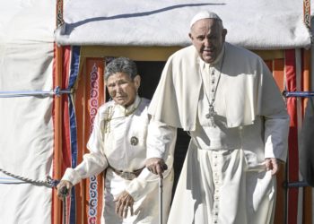 El papa pide que religiones ofrezcan armonía en un mundo lleno de conflictos y devastación