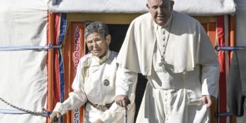 El papa pide que religiones ofrezcan armonía en un mundo lleno de conflictos y devastación