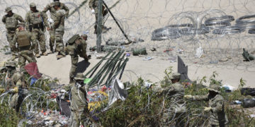 Autoridades disuelven campamento de migrantes en la frontera de México con EE.UU.