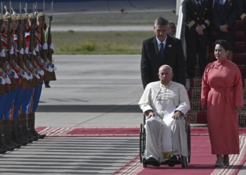 El papa llega a Mongolia y descansará durante toda la jornada tras el largo viaje