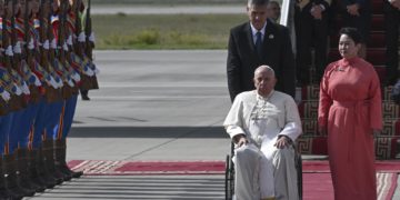 El papa llega a Mongolia y descansará durante toda la jornada tras el largo viaje