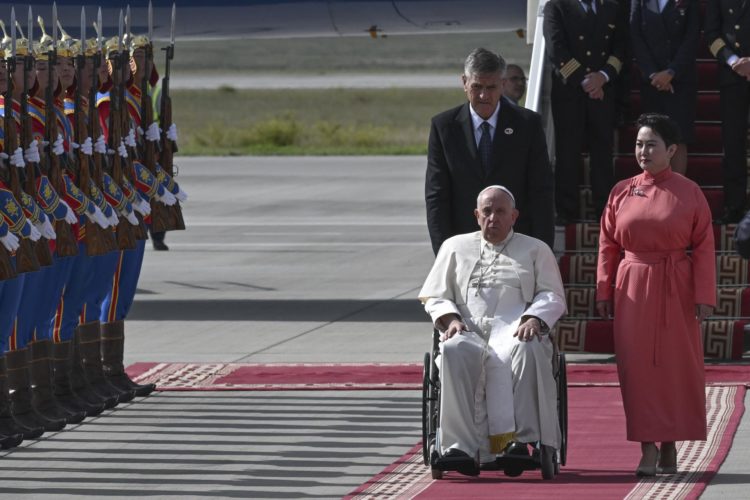 El papa Francisco (2d, abajo) fue registrado este viernes, 1 de septiembre, a su llegada al aeropuerto internacional de Chinggis Khaan, en Ulaanbataar (Mongolia). EFE/Ciro Fusco