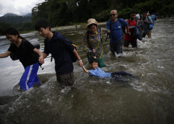 Las redes sociales, el engaño que anima a miles de migrantes por la selva del Darién