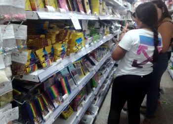 Padres se las ingenian para el regreso a clase de sus hijos
