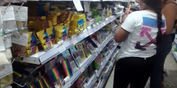 Padres se las ingenian para el regreso a clase de sus hijos