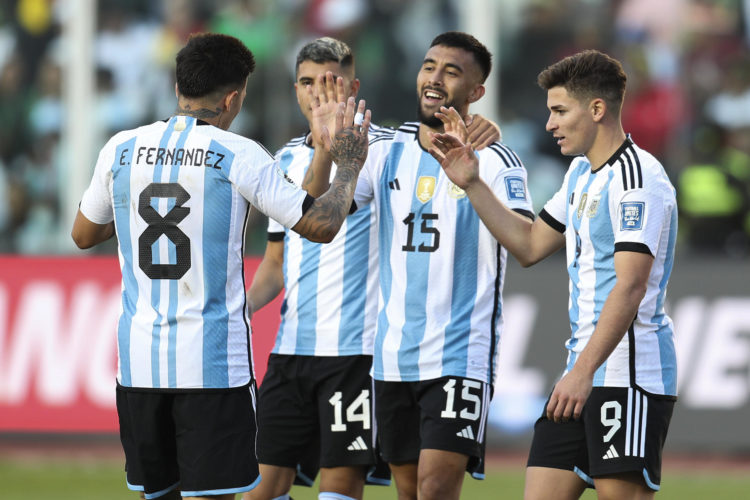 Jugadores de Argentina celebran al final de un partido de las Eliminatorias Sudamericanas para la Copa Mundial de Fútbol 2026. EFE/ Luis Gandarillas