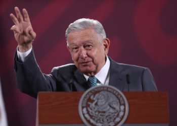 López Obrador critica al gobernador de Texas por negarse a retirar las boyas del río Bravo