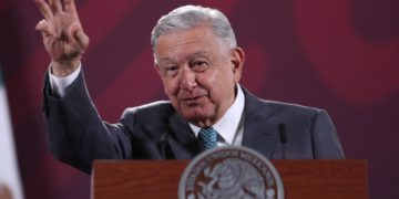 López Obrador critica al gobernador de Texas por negarse a retirar las boyas del río Bravo