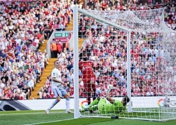 Liverpool golea 3-0 al Aston Villa y es uno de los tres escoltas del City en la Premier League