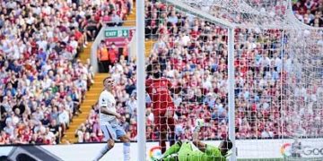 Liverpool golea 3-0 al Aston Villa y es uno de los tres escoltas del City en la Premier League