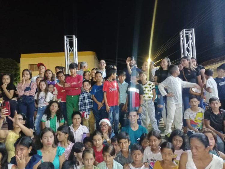 El Alcalde de Sucre Keiver Peña con los niños y adolescentes apoyando las jornadas.-