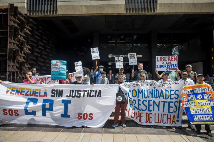 Activistas se manifiestan en favor de un estudiante detenido frente a la sede de la Fiscalía en Caracas en una imagen reciente. EFE/ Miguel Gutiérrez