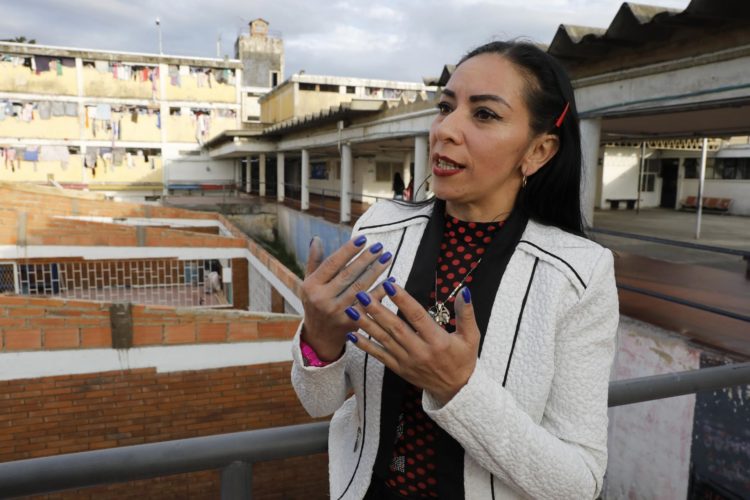 La reclusa Jasbleidy Pulido habla durante una entrevista con EFE en la cárcel de Mujeres El Buen Pastor, el 15 de septiembre de 2023, en Bogotá (Colombia). EFE/Carlos Ortega