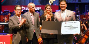 Carlos Vives recibe un doctorado honoris causa en Ciencias Sociales en Colombia