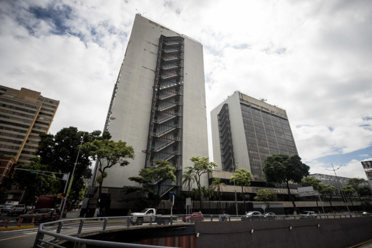 Vista de uno de los edificios del Complejo MinPetróleo - Petróleos de Venezuela S.A. (Pdvsa), en una fotografía de archivo. EFE/ Miguel Gutiérrez