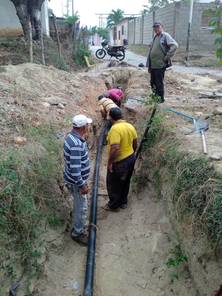 Trabajos para mejorar el servicio de agua potable en hogares  de Sabana de Mendoza.