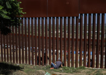 Autoridades mexicanas reconocen que el crimen controla cruces de migrantes en la frontera