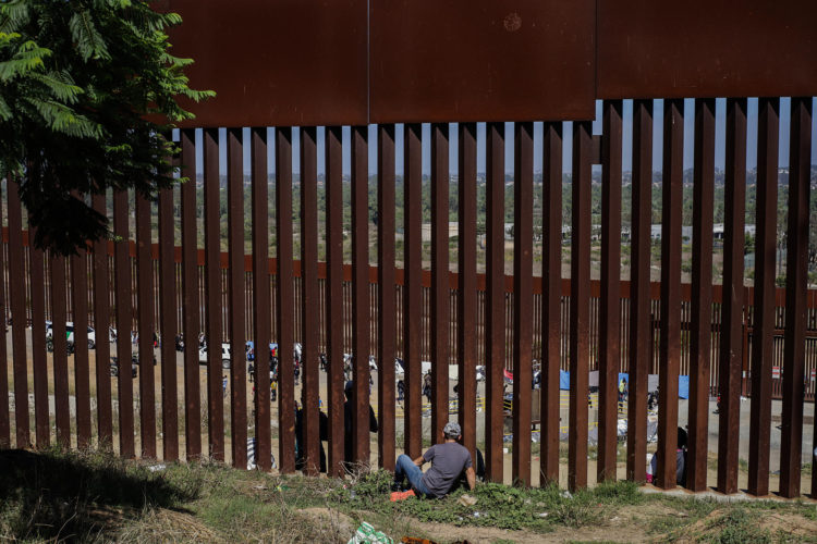 Migrantes permanecen junto al muro fronterizo, el 13 de septiembre de 2023, en la ciudad de Tijuana, en Baja California (México). EFE/Joebeth Terríquez