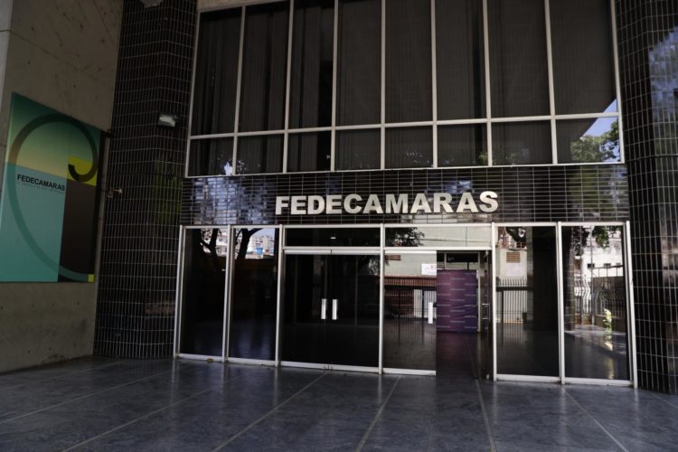 Vista de la fachada de Fedecámaras, el 25 de septiembre de 2023 en Caracas (Venezuela). EFE/ Rayner Peña R.