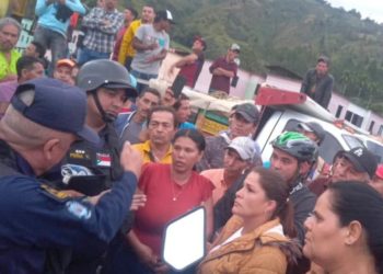 Productores y vendedores del mercado campesino Tiscachic protestan por cobro de espacios