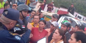 Productores y vendedores del mercado campesino Tiscachic protestan por cobro de espacios