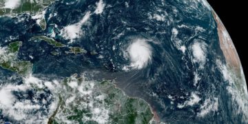 Lee baja a categoría 4 pero sigue siendo un «poderoso» huracán rumbo a las Antillas