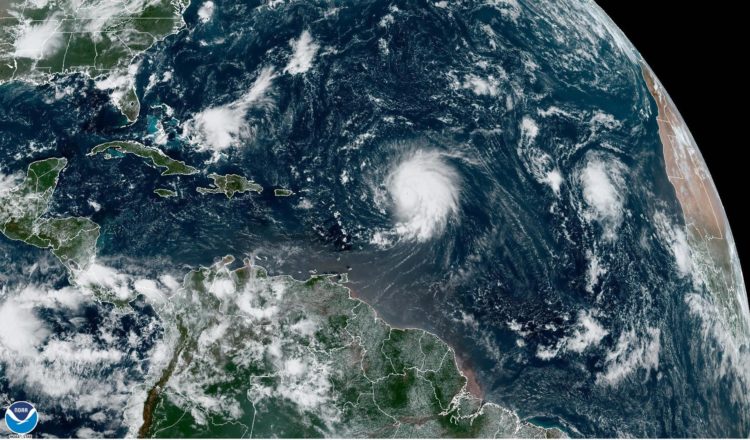 Fotografía satelital cedida este viernes por el Oficina Nacional de Administración Oceánica y Atmosférica (NOAA) a través del Centro Nacional de Huracanes (NHC) de Estados Unidos donde se muestra la localización del huracán Lee por el Atlántico. EFE/NOAA-NHC