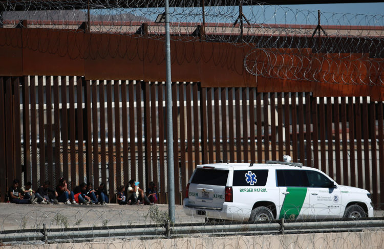 Migrantes permanecen en la calle el 5 de septiembre de 2023, en Ciudad Juárez (México). EFE/ Luis Torres