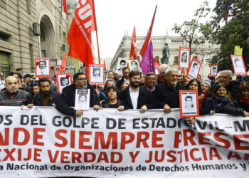 Miles marchan en el centro de Santiago de Chile en memoria a las víctimas de la dictadura