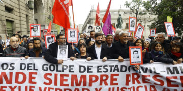 Miles marchan en el centro de Santiago de Chile en memoria a las víctimas de la dictadura