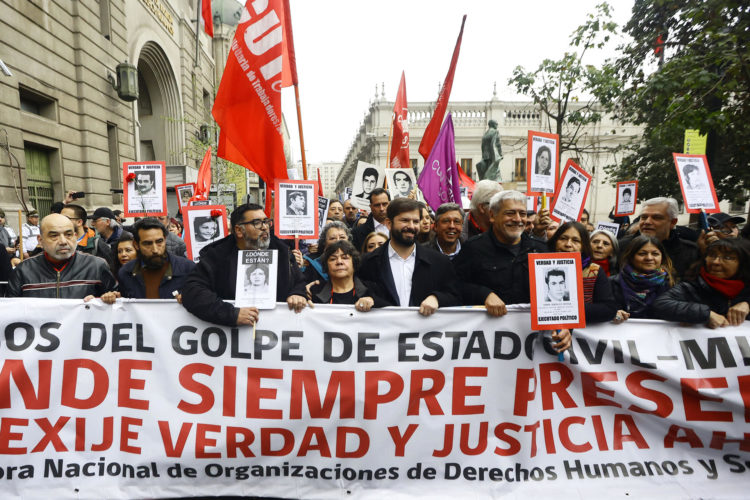 El presidente de Chile, Gabriel Boric, participa en una manifestación por los 50 años del golpe de estado contra el gobierno democrático de Salvador Allende, este 10 de septiembre de 2023, en Santiago (Chile). EFE/ Karin Pozo