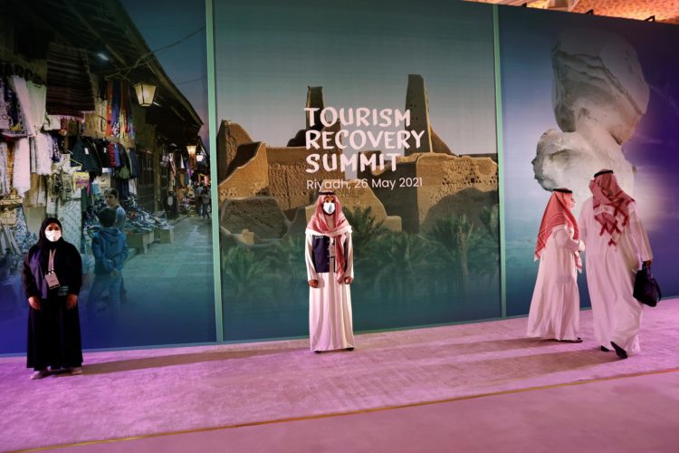Imagen de archivo de varios asistentes durante la Cumbre de la Recuperación del Turismo en Riad (Arabia Saudí). EFE/Chema Moya