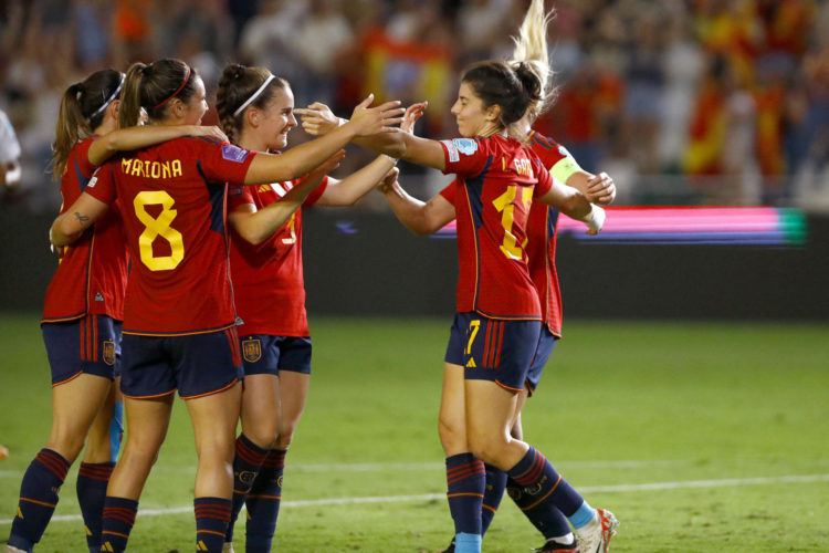 La delantera de la selección española Lucía García (d) celebra con sus compañeras tras marcar el 1-0 durante el encuentro de la UEFA Liga de las Naciones entre España y Suiza, en el Estadio Nuevo Arcángel en Córdoba. EFE/Salas