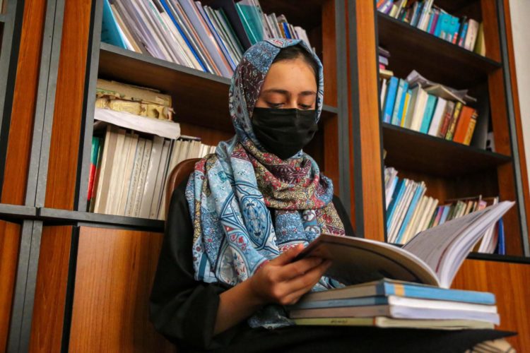 Zahra, una joven de 16 años estudia ensu casa, coincidiendo con el segundo aniversario de la prohibición impuesta por los talibanes a las niñas de asistir a la escuela secundaria. EFE/EPA/Samiullah Popal