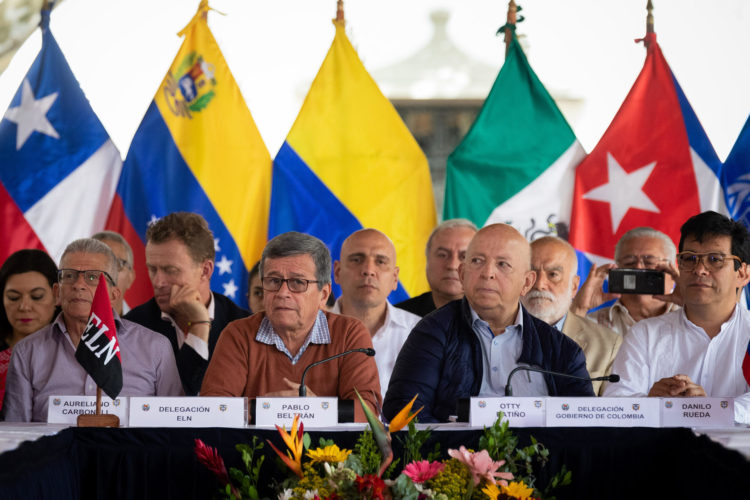 Desde la izquierda, los representantes del Ejército Nacional de Liberación (ELN) Aureliano Carbonell y Pablo Beltrán y por el Gobierno de Colombia Otty Patiño y Danilo Rueda, en una fotografía de archivo. EFE/Rayner Peña