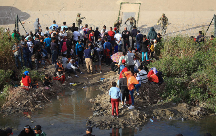 Un grupo de migrantes permanecen a un costado de la frontera con Estados Unidos, en Ciudad Juárez, Chihuahua (México). EFE/Luis Torres