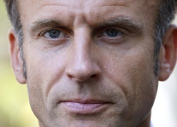 Macron avisa: «seremos inflexibles» contra la abaya y los signos religiosos en la escuela