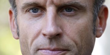 Macron avisa: «seremos inflexibles» contra la abaya y los signos religiosos en la escuela