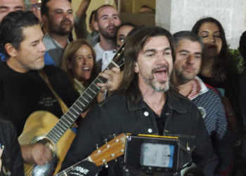 Juanes canta ante su público en la calle tras anularse su concierto por lluvias