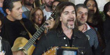 Juanes canta ante su público en la calle tras anularse su concierto por lluvias
