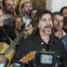 Juanes canta ante su público en la calle tras anularse su concierto por lluvias