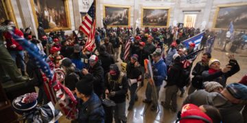 Pena de 10 años contra el Proud Boy que usó un escudo policial en el ataque al Capitolio