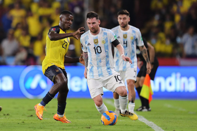 Lionel Messi (c) de Argentina disputa el balón con Moisés Caicedo de Ecuador, en una fotografía de archivo. EFE/José Jácome
