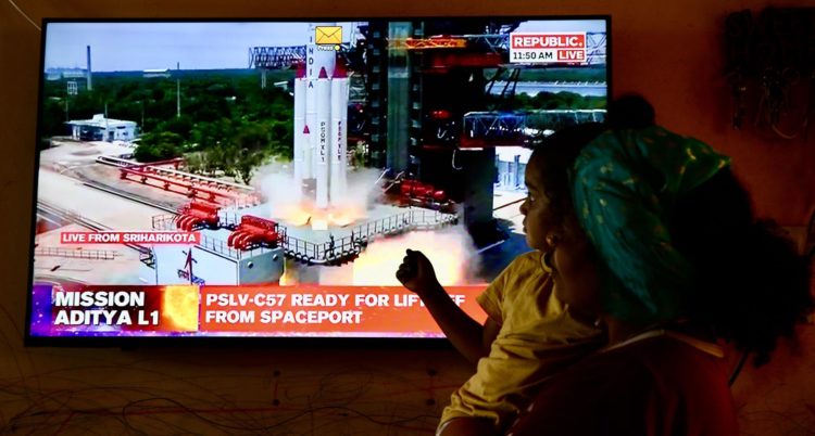 Fotografía de archivo de una captura de televisión que muestra a varias mujeres viendo la cobertura en vivo de la misión de la India en el polo sur de la Luna de la Organización de Investigación Espacial de la India (ISRO). EFE/EPA/JAGADEESH NV