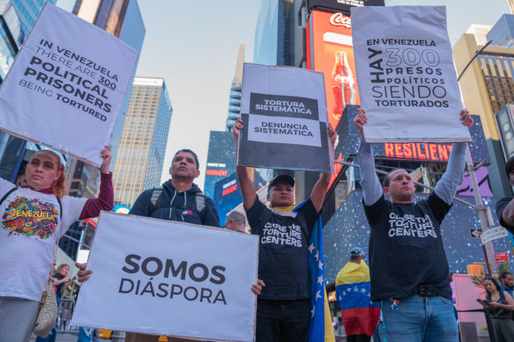 Decenas de migrantes venezolanos fueron registrados este martes, 19 de septiembre, al protestar para que la Asamblea General de la ONU le exija al presidente Nicolás Maduro cerrar los "centros de tortura", que denuncian operan en su país en contra de los presos políticos, en la céntrica plaza de Time Square, en Nueva York (NY, EE.UU.). EFE/Ángel Colmenares