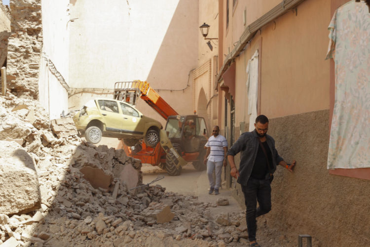 Dos personas caminan este lunes, entre escombros de los edificios destruidos por el terremoto, en la judería de Marrakech (Marruecos). EFE/ María Traspaderne