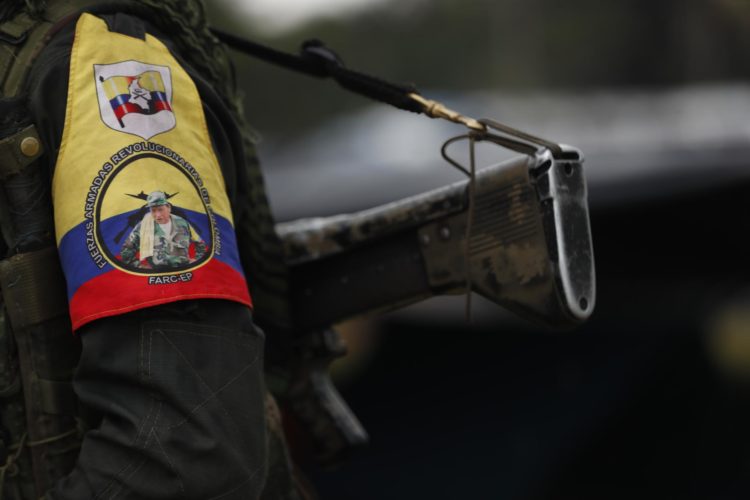 Fotografía de archivo del escudo de las disidencias de las FARC, en la Casa Roja, en el departamento de Caquetá (Colombia). EFE/Ernesto Guzmán