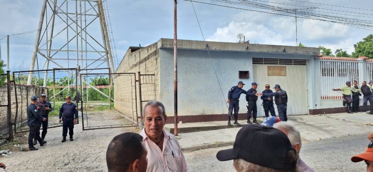  Fuera del sistema de bombeo de pozo de Valmore Rodríguez la policía del estado.
